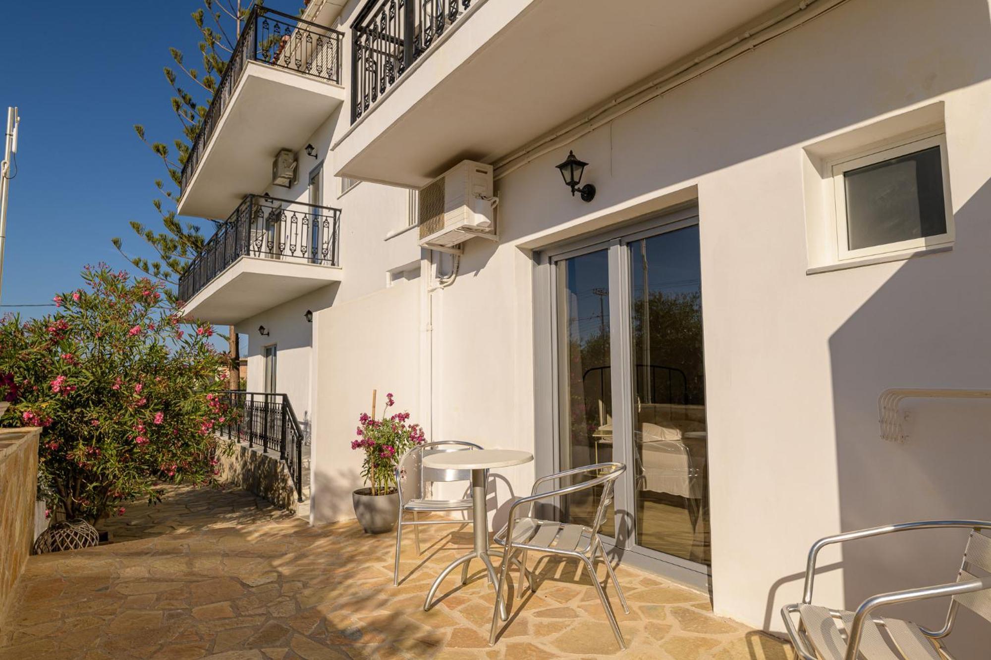Denise Studios And Apartments